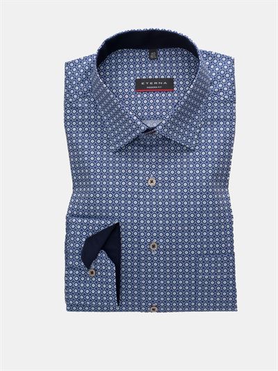 Smart mørkeblå Eterna print skjorte med alm. Kent krave og brystlomme. Modern Fit 3869 18 X15P